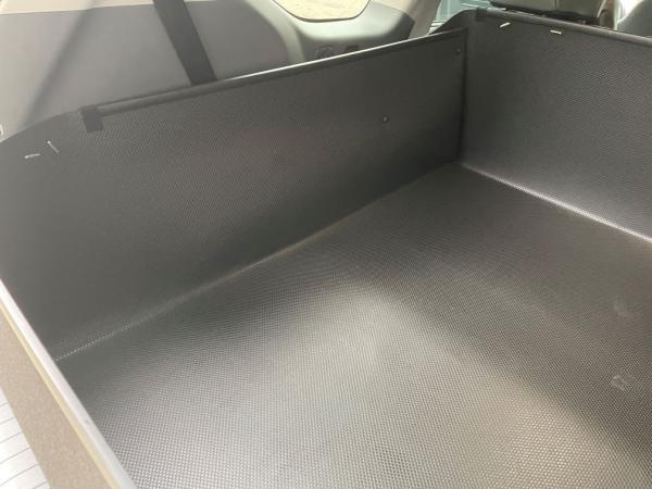 Kofferraumschutz Kia EV9, der Sie mit seinem Material, seiner Funktionalität und Robustheit dauerhaft überzeugen wird.